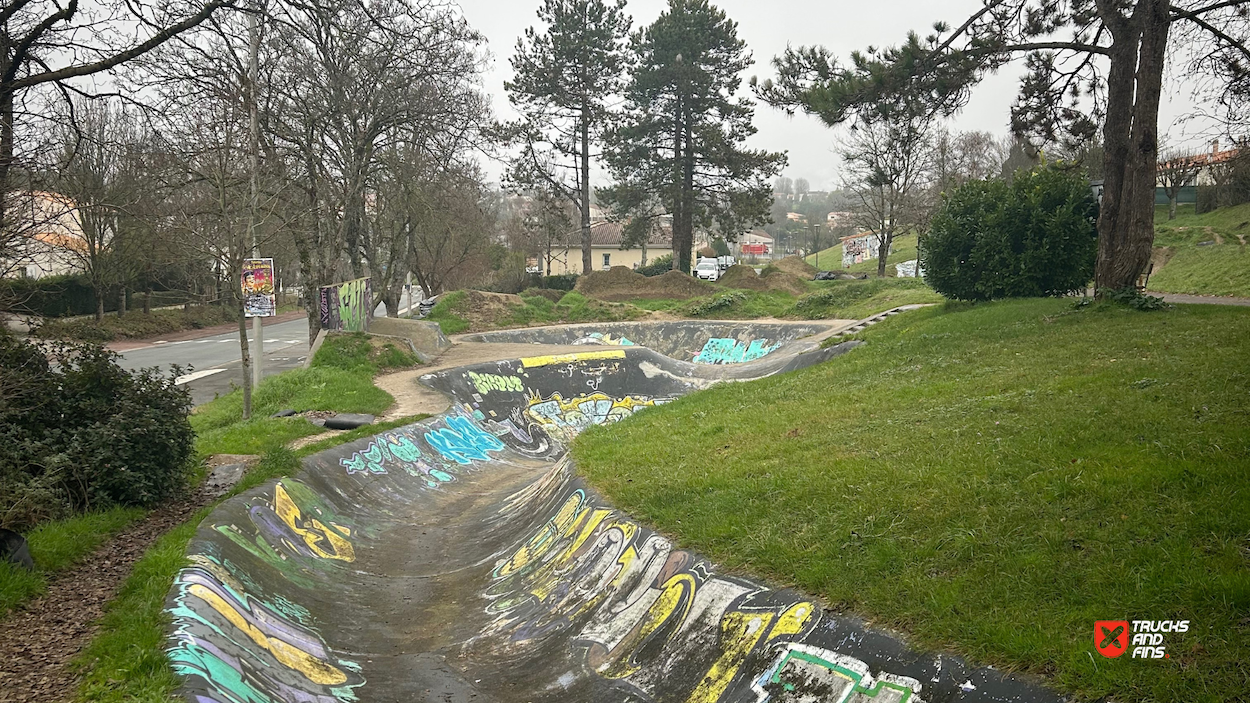 Saintes Bowl Skatepark – A 70s Skateboarding Relic Still Ripping in France